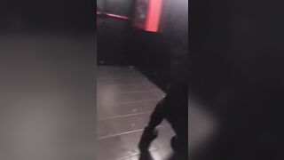 Il porco rimorchia alla grandissima in discoteca