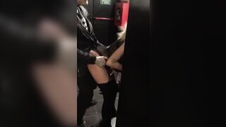 Il porco rimorchia alla grandissima in discoteca