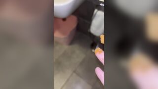 Prima di segarsi si caga e piscia addosso