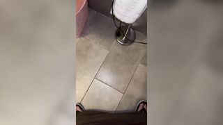 Prima di segarsi si caga e piscia addosso