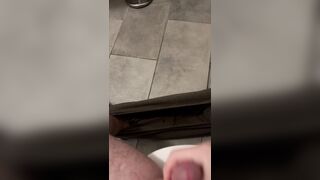 Prima di segarsi si caga e piscia addosso