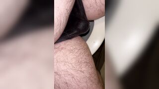 Prima di segarsi si caga e piscia addosso