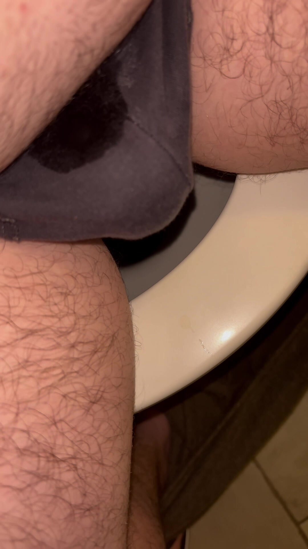 Prima di segarsi si caga e piscia addosso