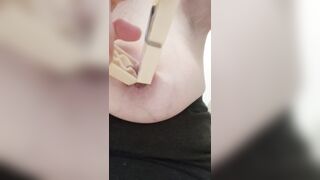 Anteprima del video: DUE MOLLETTE SUL CAPEZZOLO