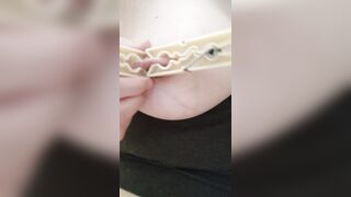 Anteprima del video: TORTURO IL CAPEZZOLO CON DUE MOLLETTE