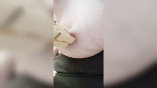 TORTURO IL CAPEZZOLO CON DUE MOLLETTE