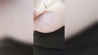 TORTURO IL CAPEZZOLO CON DUE MOLLETTE