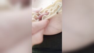 TORTURO IL CAPEZZOLO CON DUE MOLLETTE