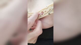 TORTURO IL CAPEZZOLO CON DUE MOLLETTE