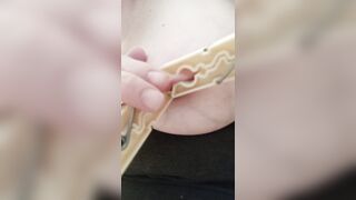 TORTURO IL CAPEZZOLO CON DUE MOLLETTE