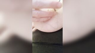 TORTURO IL CAPEZZOLO CON DUE MOLLETTE