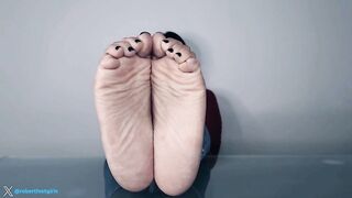 Zoccola italiana si fa sverginare le piante dei piedi