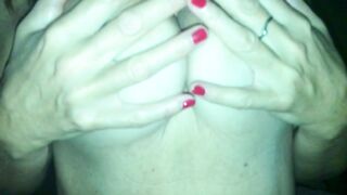 Moglie si palpa le tette mentre cavalca