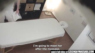 Il massaggiatore gay sa cosa vuole il giovane maiale