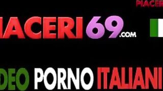 La bella rossa tatuata gode come una troietta