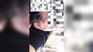 Filmo mia moglie che spompina il cameriere che lavora in un locale