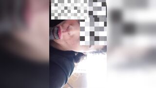 Filmo mia moglie che spompina il cameriere che lavora in un locale