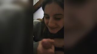 Canta usando il cazzo del suo ragazzo come microfono