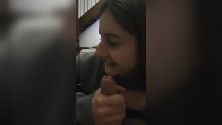 Canta usando il cazzo del suo ragazzo come microfono