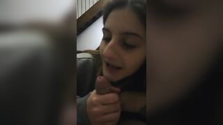 Canta usando il cazzo del suo ragazzo come microfono