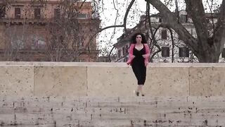 S0f14 S13n4 fa un pompino a ragazzo nero in centro città