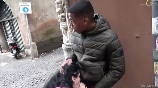 S0f14 S13n4 fa un pompino a ragazzo nero in centro città