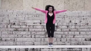 S0f14 S13n4 fa un pompino a ragazzo nero in centro città