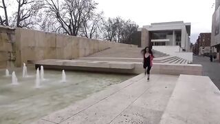 S0f14 S13n4 fa un pompino a ragazzo nero in centro città