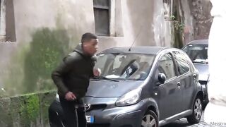 S0f14 S13n4 fa un pompino a ragazzo nero in centro città
