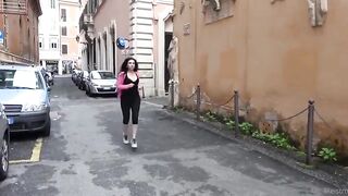 S0f14 S13n4 fa un pompino a ragazzo nero in centro città