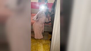 Si riprende col cellulare spompinando un bel cazzo nero