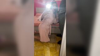 Si riprende col cellulare spompinando un bel cazzo nero