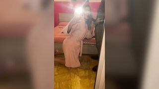 Si riprende col cellulare spompinando un bel cazzo nero