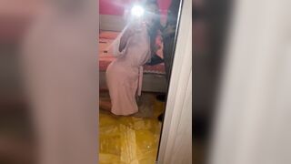 Si riprende col cellulare spompinando un bel cazzo nero