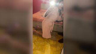 Si riprende col cellulare spompinando un bel cazzo nero