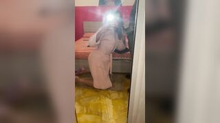 Si riprende col cellulare spompinando un bel cazzo nero