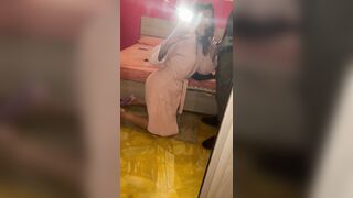 Si riprende col cellulare spompinando un bel cazzo nero