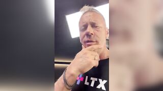 Un'altra giornata di merda anche a me oggi tocca farmi le seghe