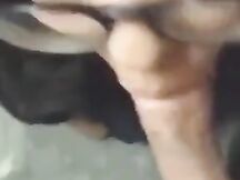 Pompino studentessa con occhiali sborrata in bocca