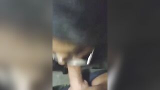 Pompino studentessa con occhiali sborrata in bocca