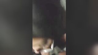 Pompino studentessa con occhiali sborrata in bocca