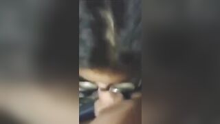 Pompino studentessa con occhiali sborrata in bocca