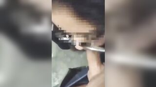 Pompino studentessa con occhiali sborrata in bocca