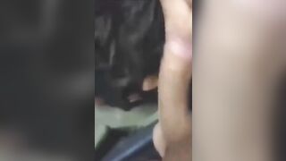 Pompino studentessa con occhiali sborrata in bocca