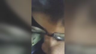 Pompino studentessa con occhiali sborrata in bocca