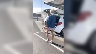 Mostra la fica nel parcheggio dell'aeroporto