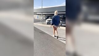 Mostra la fica nel parcheggio dell'aeroporto