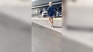 Mostra la fica nel parcheggio dell'aeroporto