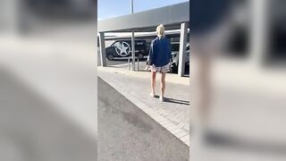 Mostra la fica nel parcheggio dell'aeroporto