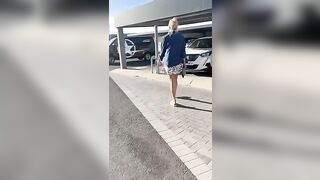 Mostra la fica nel parcheggio dell'aeroporto